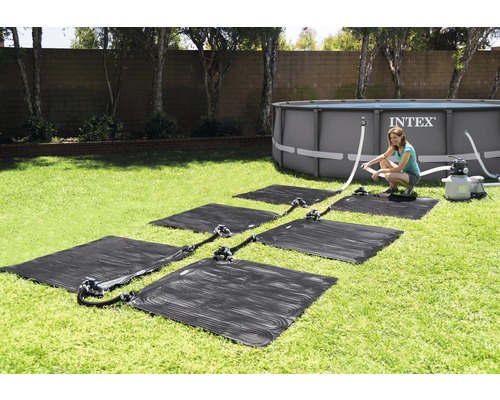 Installation av soluppvärmningsmattor för en pool i trädgården