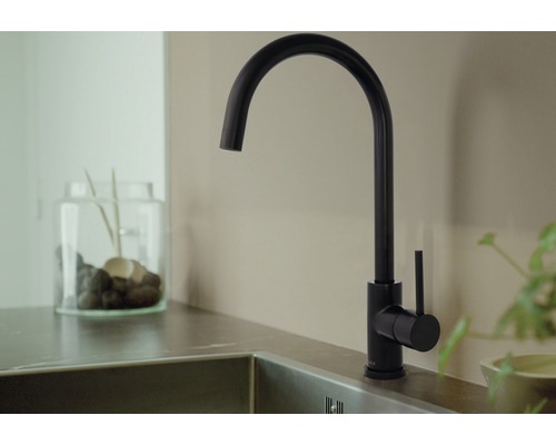 Svart köksblandare med hög pip bredvid diskho.