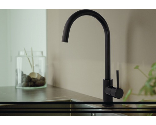 Svart köksblandare med hög pip på en bänkskiva