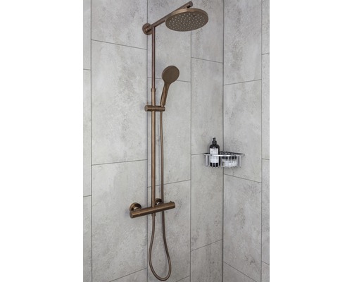 Duschsystem med huvud- och handdusch på en grå vägg