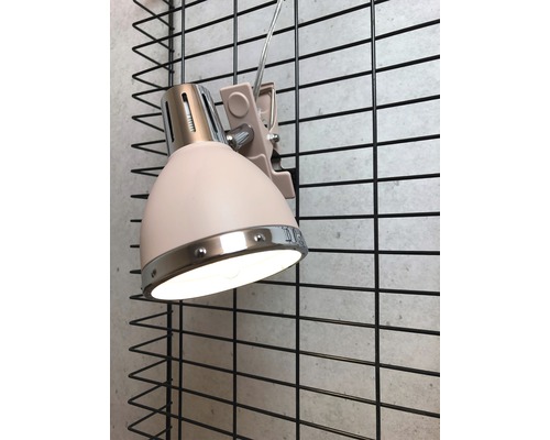 Klämlampa fäst på ett galler