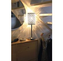 Dekorativ bordslampa i hall med trappa och spegel