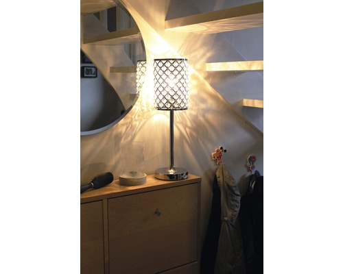 Dekorativ bordslampa i hall med trappa och spegel