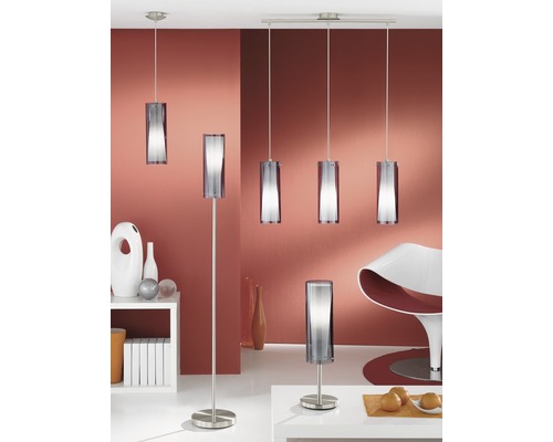 Interiör med pendellampa, golvlampa, bordslampa och taklampa