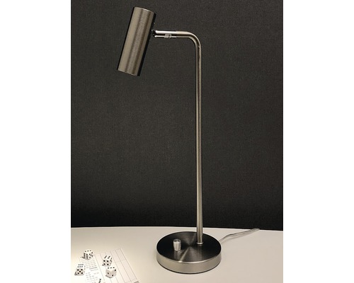 Bordslampa i metall med strömbrytare på basen