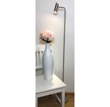 Scen med golvlampa, vas och stol