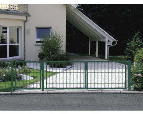 Dubbelgrind av metall framför ett hus