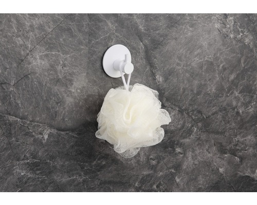 Badrumsscen med badsvamp på krok