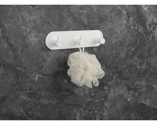 Väggmonterad klädhängare med tre krokar och badsvamp