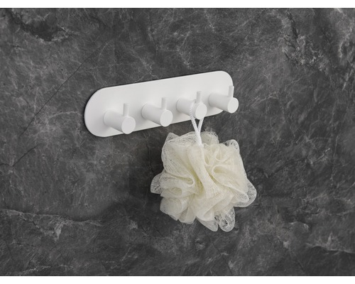 Vit väggkrok med badsvamp för förvaring i badrummet