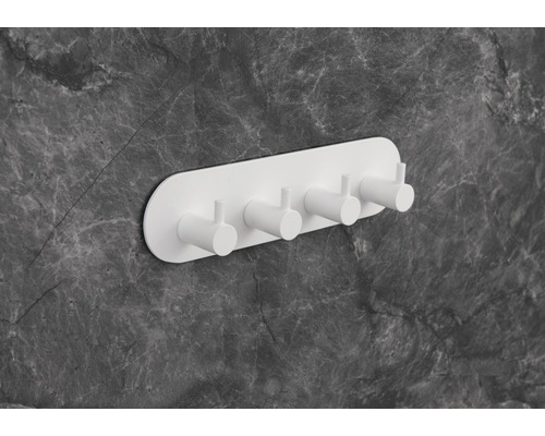 Vit väggmonterad kroklist med fyra krokar för väggmontering