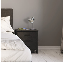 Sovrum med sängbord, lampa och säng