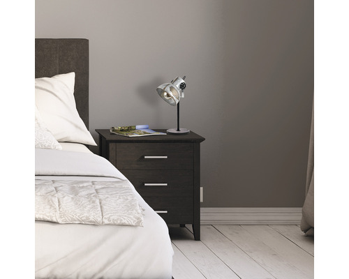 Sovrum med sängbord, lampa och säng