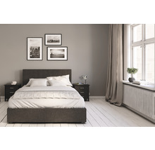 Sovrum med säng, nattduksbord och dekoration