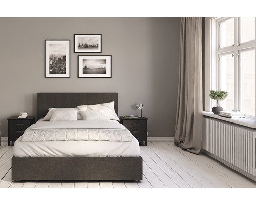 Sovrum med säng, nattduksbord och dekoration