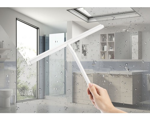 Person rengör en duschkabin med en skrapa i ett badrum