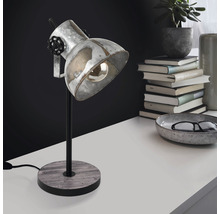 Bordslampa av metall och trä på ett skrivbord