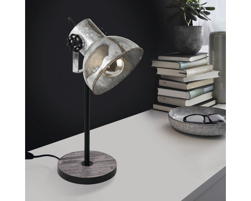 Bordslampa av metall och trä på ett skrivbord