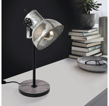 Bordslampa i metall med träfot på ett bord