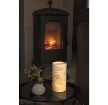Dekorativ atmosfär med kamin och LED-ljus på bordet