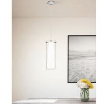 Pendellampa med cylindrisk glasskärm i rummet