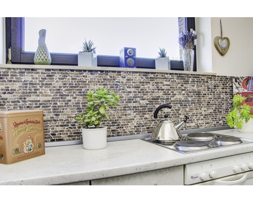 Köksscen med mosaikplattor och dekorativa föremål på bänkskivan