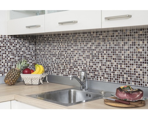 Köksscen med mosaikplattor, diskho och matvaror