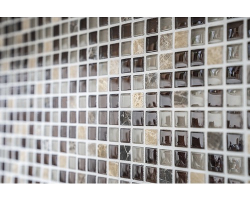 Närbild av en vägg med små, kvadratiska mosaikplattor