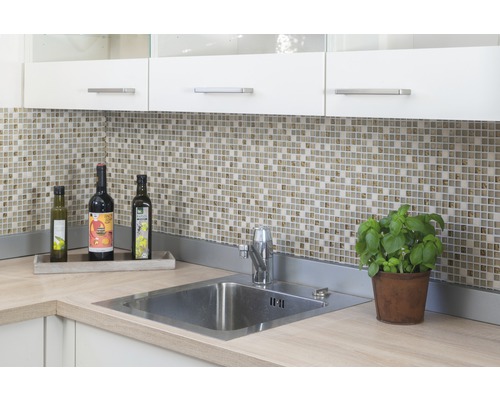 Diskho med blandare, mosaikplattor, köksörter och oljeflaskor