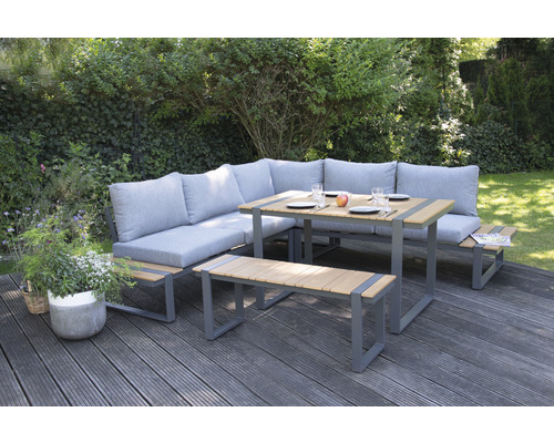 Trädgårdssittgrupp med hörnsoffa, bord och bänk på en terrass