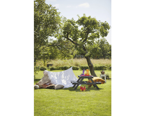 Trädgårdsscen med sittgrupp för barn, leksaker och tält