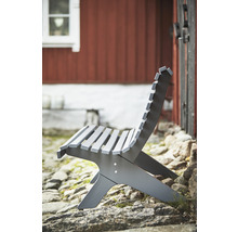 Grå trädgårdsbänk i trä framför ett hus