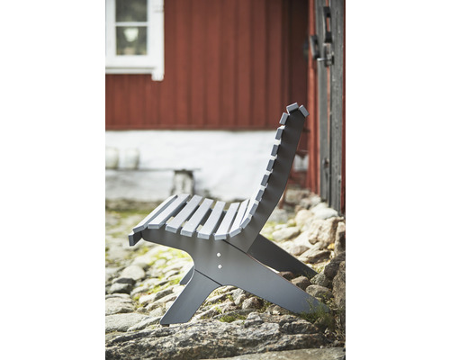 Grå trädgårdsbänk i trä framför ett hus
