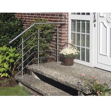 Entrétrappa med rostfritt räcke framför ett hus