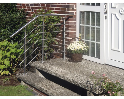 Entrétrappa med rostfritt räcke framför ett hus