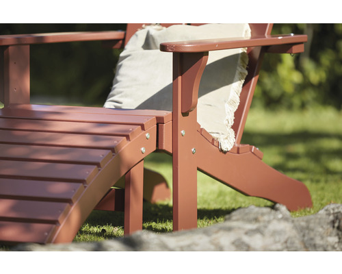 Närbild av en Adirondack-stol med fotstöd och kudde