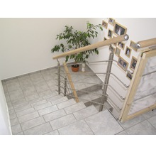 Trapphus med räcke i rostfritt stål, ledstång i trä, barnsäkerhetsgrind och klinkergolv