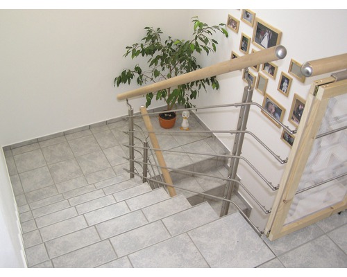 Trapphus med räcke i rostfritt stål, ledstång i trä, barnsäkerhetsgrind och klinkergolv