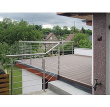 Terrass med rostfritt stålräcke och trägolv