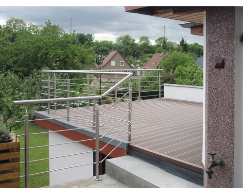 Terrass med rostfritt stålräcke och trägolv