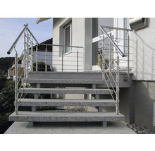 Utomhustrappa med rostfritt räcke framför en byggnad