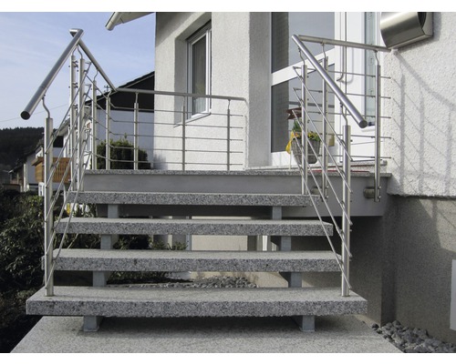 Utomhustrappa med rostfritt räcke framför en byggnad