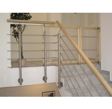 Trappa med rostfritt stålräcke och barnsäkerhet