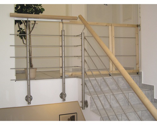 Trappa med rostfritt stålräcke och barnsäkerhet