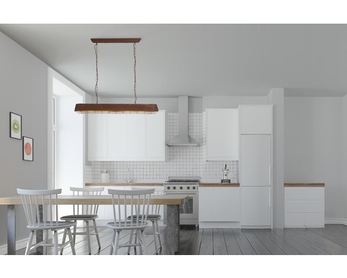 Kök med matbord och hänglampa