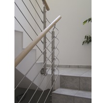 Trappa med rostfritt räcke och trähantag