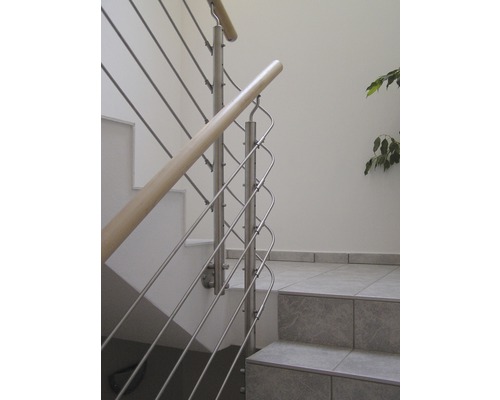 Trappa med rostfritt räcke och trähantag