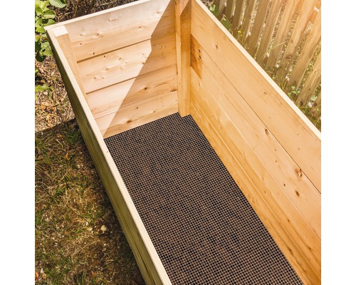 Trädgårdshög med insats av metallnät