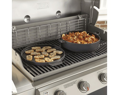 Weber grill med stekplatta och kastrull med mat