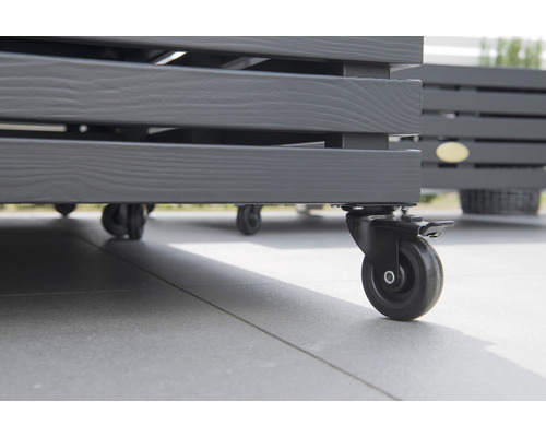 Detaljvy av en planteringslåda på hjul för utomhusbruk